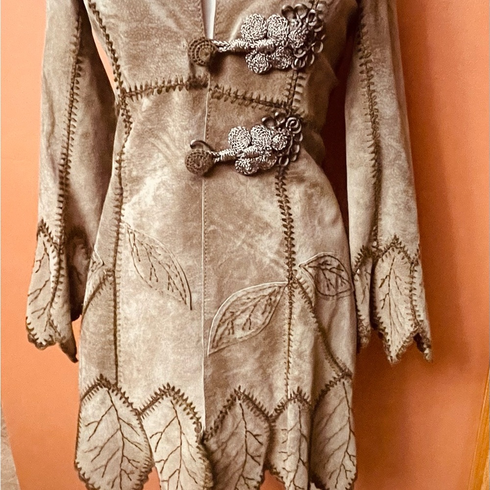Women's Beige Suede Leather Jacket with Embroidered Detailing - Picture 14 of 15